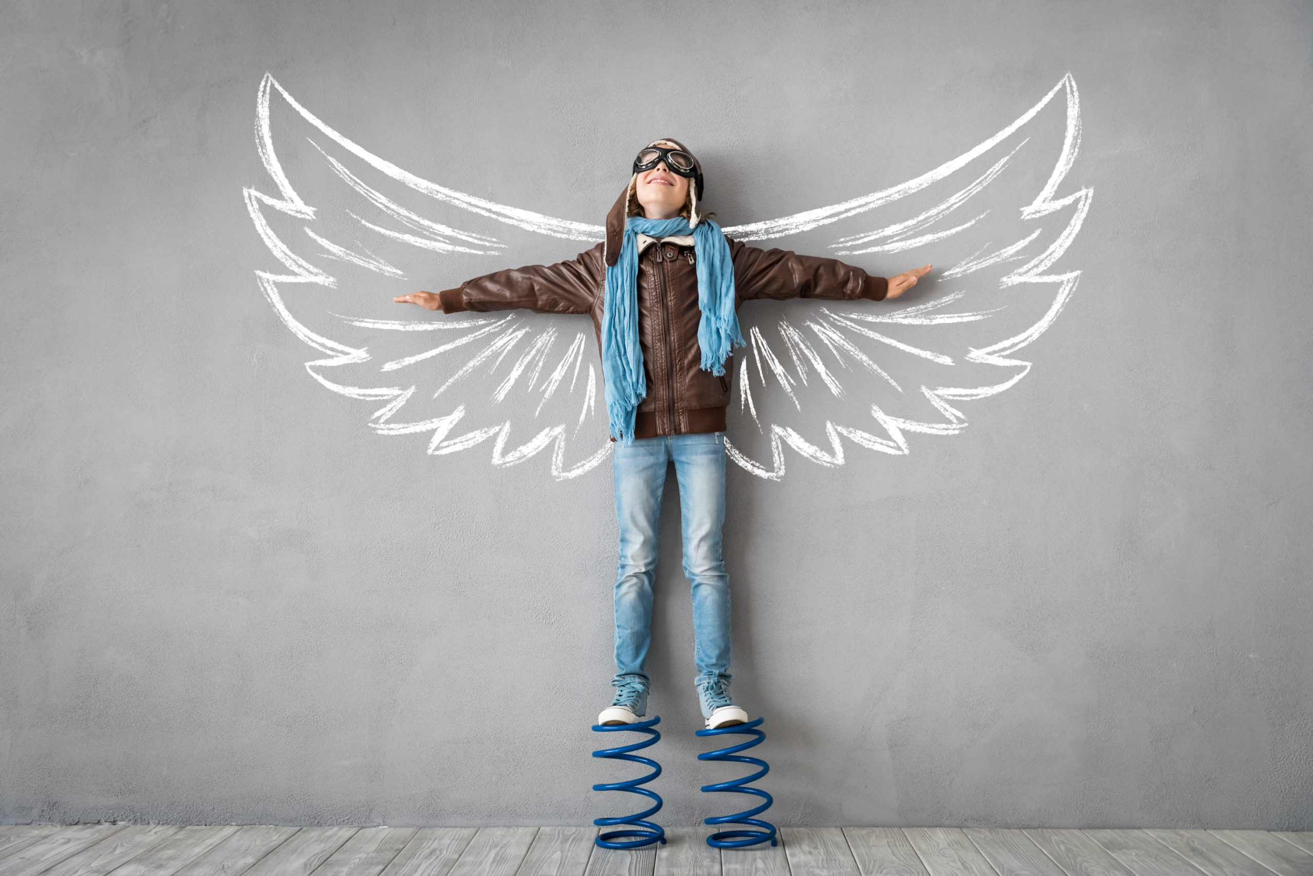 Enfant heureux debout sur des ressorts prêt à s'envoler