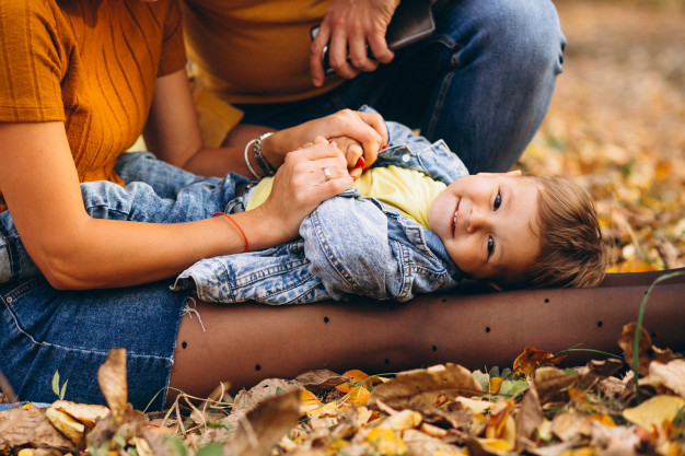 Enfant cajolé par sa maman